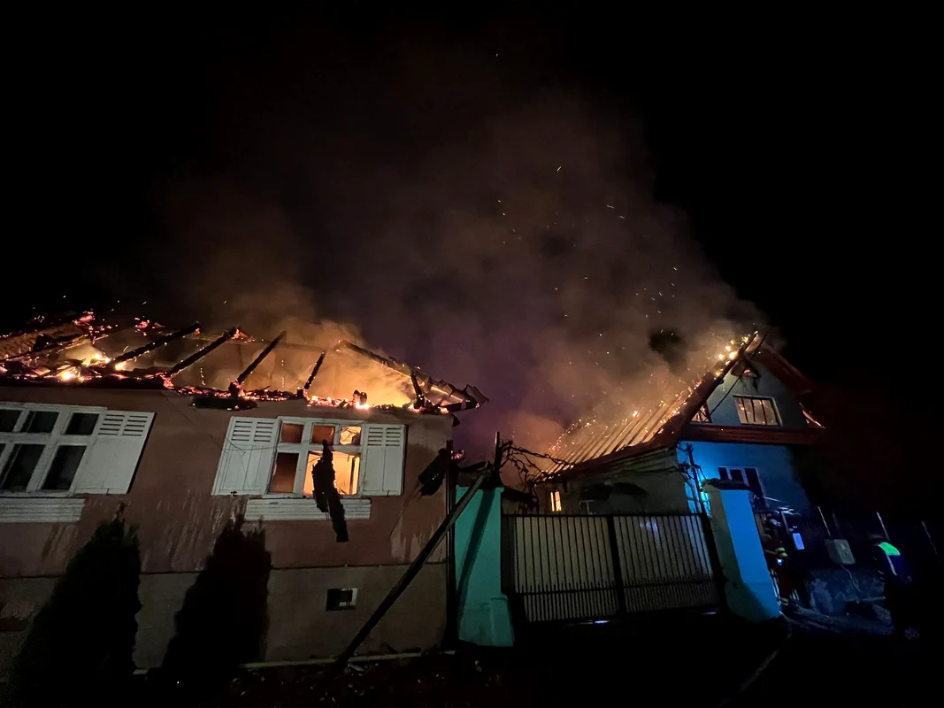 Două case și un Service devastate de flăcări la Boița Sibiu Foto ISU Sibiu