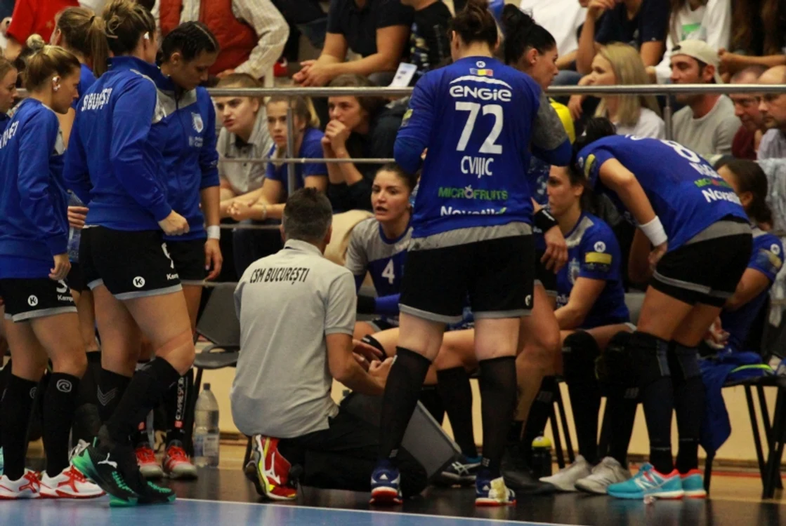 La time-out, Dragan Djukic își ține jucătoarele jos, pe bancă, așa cum se întâmplă în baschetFoto: Marian Burlacu