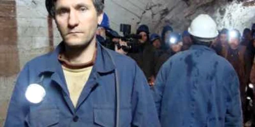 Daniel Miron (37 de ani), în subteran, alături de colegii lui