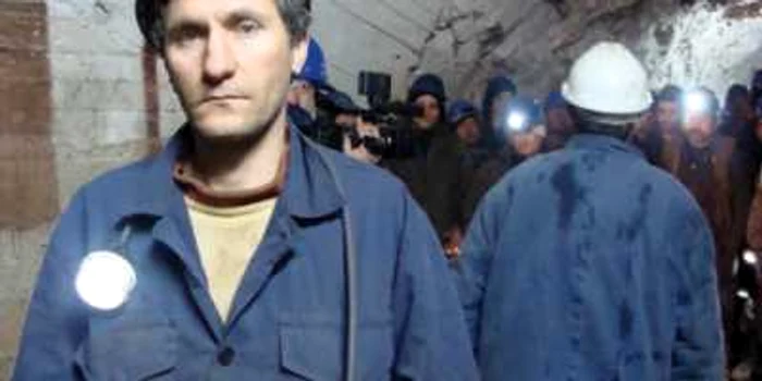 Daniel Miron (37 de ani), în subteran, alături de colegii lui
