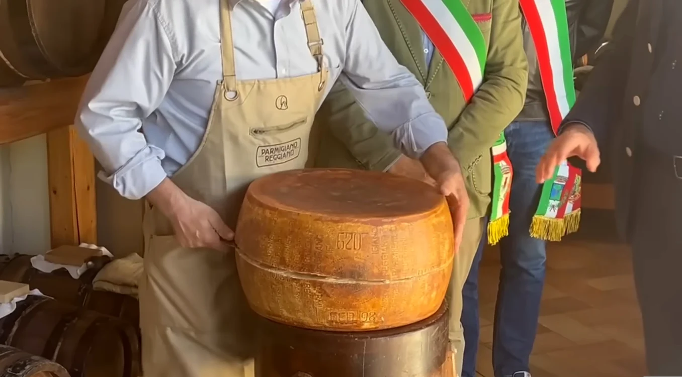 Momentul în care este deschisă cea mai veche roată de parmezan din lume YouTube Food Affairs