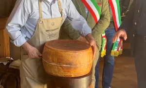 Cel mai vechi parmezan din lume Foto YouTube Food Affairs jpg