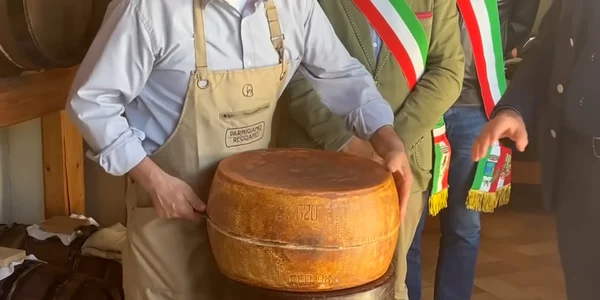 Cel mai vechi parmezan din lume Foto YouTube Food Affairs jpg