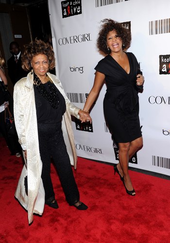 Whitney Houston și mama ei, Cissy Houston. FOTO: Profimedia
