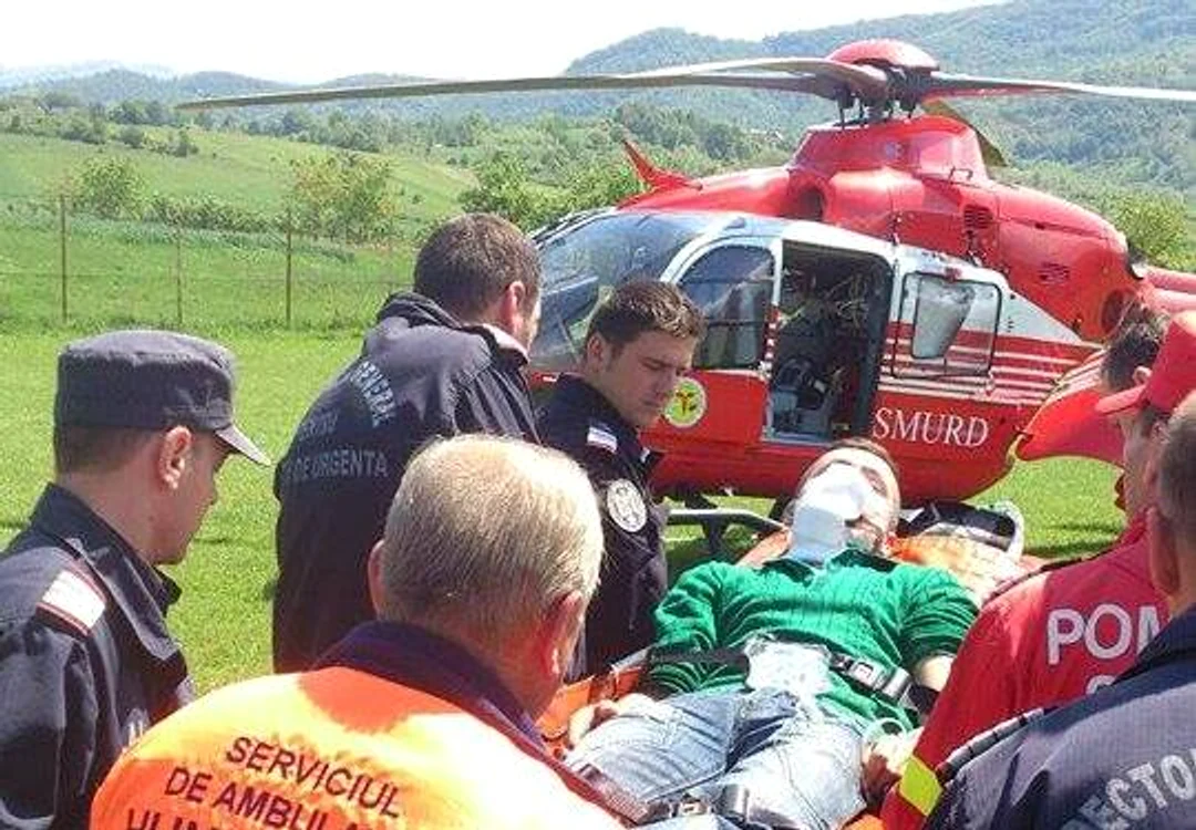
    Tânărul de 19 ani a fost transportat cu elicopterul la Spitalul Judeţean din TimişoaraFoto: ISU Hunedoara  