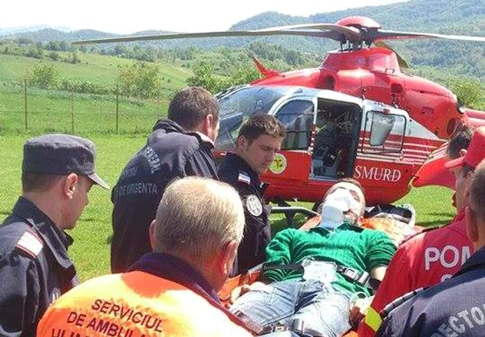 
    Tânărul de 19 ani a fost transportat cu elicopterul la Spitalul Judeţean din TimişoaraFoto: ISU Hunedoara  