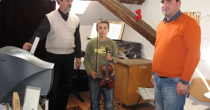 Daniel Dumitru este profesor de vioară de 31 de ani la Liceul de Muzică din Bistriţa