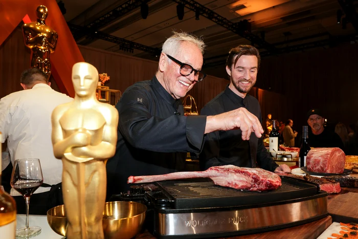 Wolfgang Puck pregătește 100 kg de friptură de vită pentru invitați (Foto: Epa-Efe)