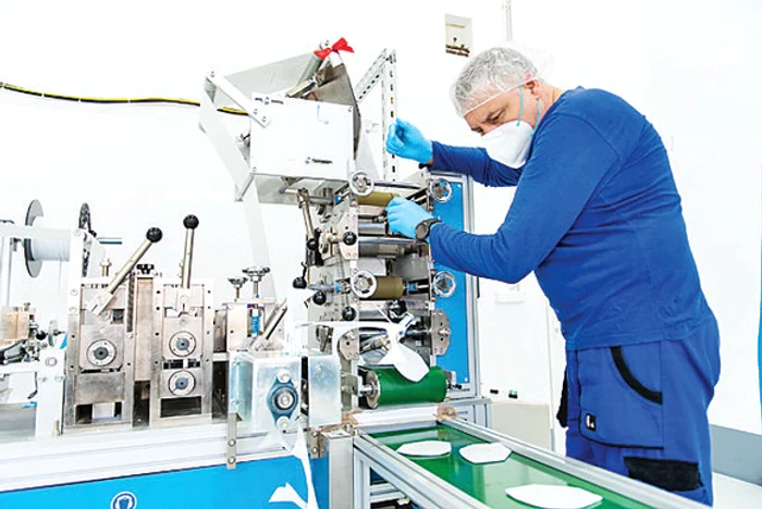 Milioane de măşti de care avem nevoie zi de zi se produc lunar în fabrica din Mizil