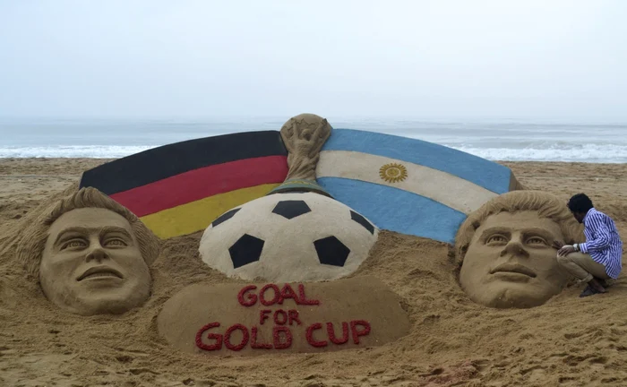 Sculptură în nisip pe celebra plajă Copacabana, din Rio de Janeiro. FOTO: Reuters