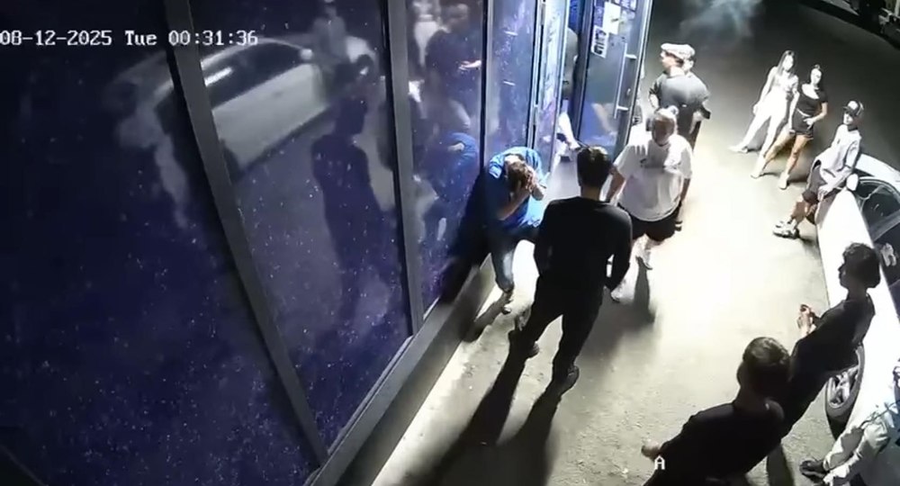 Un campion european la box a bătut un alt sportiv minor în plină stradă. Conflictul ar fi pornit de la o fată și a fost filmat