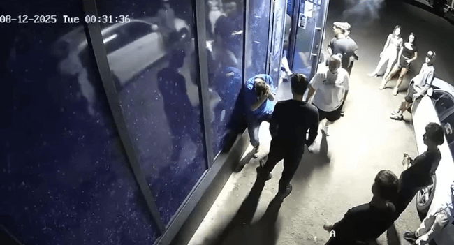 Un campion european la box a bătut un alt sportiv minor în plină stradă. Conflictul ar fi pornit de la o fată și a fost filmat