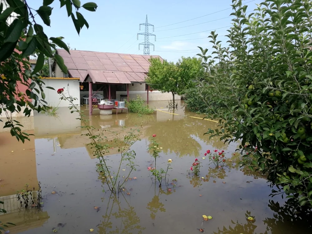 Oamenii au adevărate lacuri în curte, după ploile puternice de marţi şi miercuri