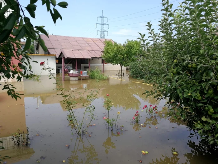 Oamenii au adevărate lacuri în curte, după ploile puternice de marţi şi miercuri