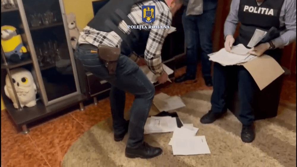 Credite de sute de mii de lei obținute de două femei, cu adeverințe false. Infractoarele s-au trezit cu mascații peste ele VIDEO 
