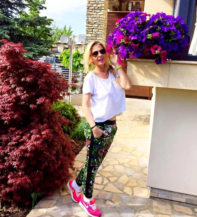 În poza făcută acasă şi postată pe pagina ei de Facebook, solista şi-a “tras” burta