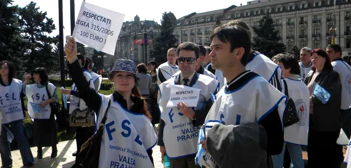 Profesorii au venit echipaţi la protest