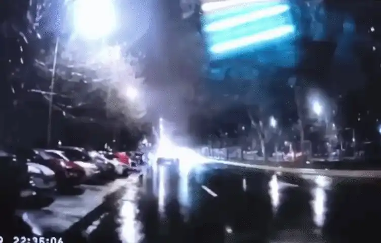 Momentul în care opt maşini parcate pe un bulevard din Capitală sunt spulberate de un șofer de 20 de ani. Ce s-a întâmplat