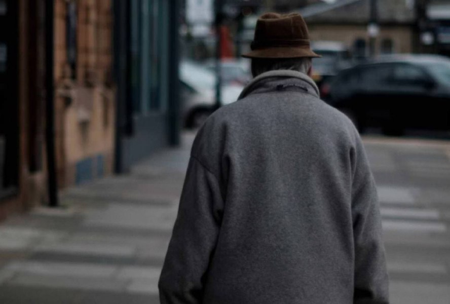 Un pensionar de 80 de ani din Marea Britanie a construit un imperiu al drogurilor cu bani câștigați la Loto