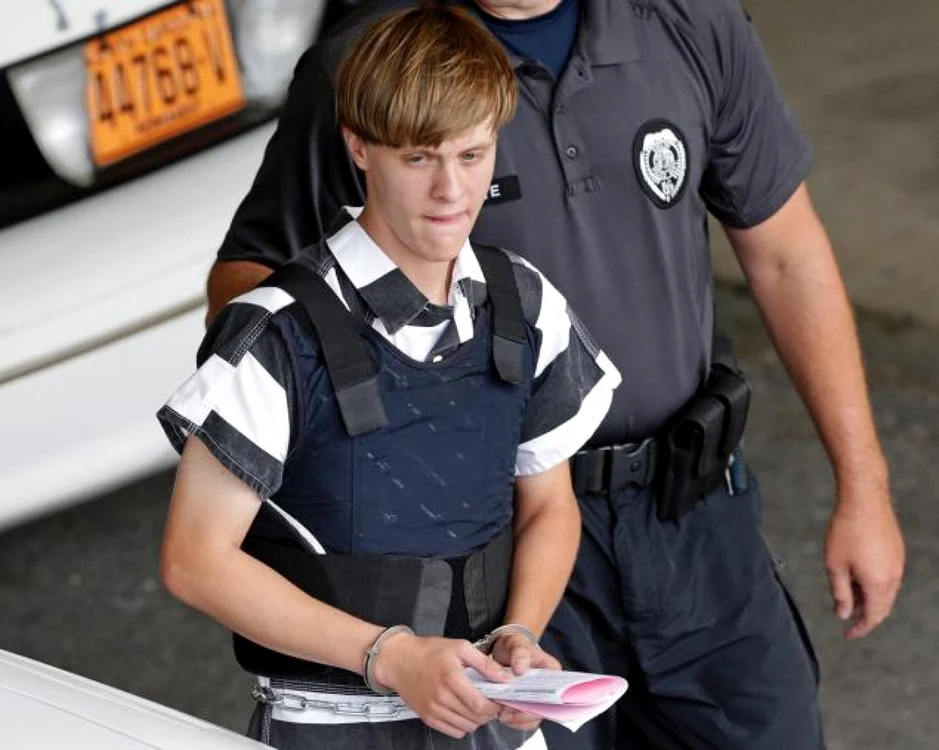 Dylann Roof este acuzat ca a ucis noua persoane de culoare intr-o biserica  din Charleston