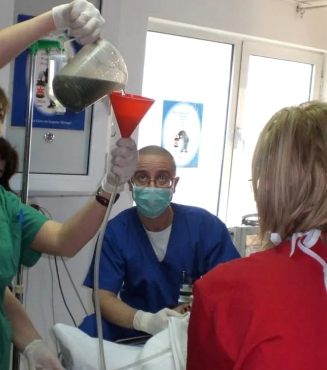 Supradoza de medicamente impune spălături stomacale. Foto Facebook/Tudor Ciuhodaru