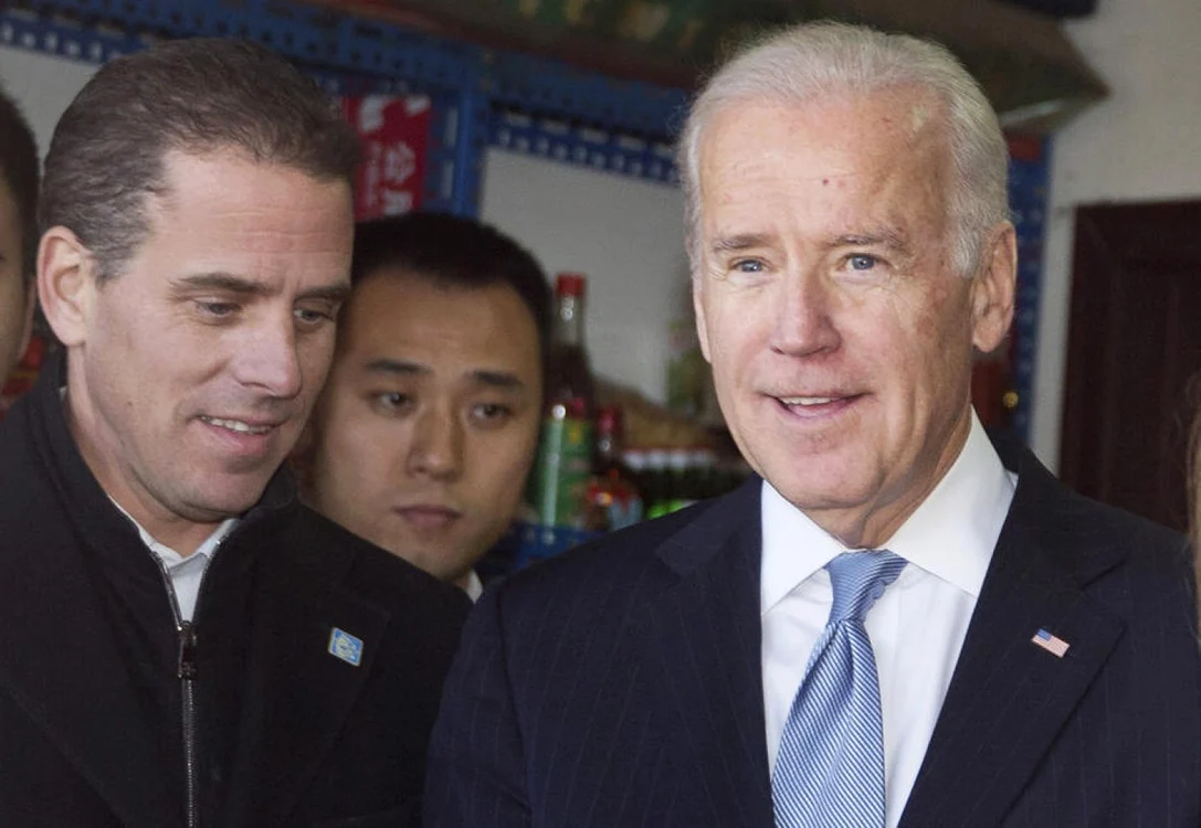 Joe Biden (dreapta) alături de fiul său Hunter (stânga) în timpul unei vizite în China în decembrie 2013 FOTO EPA-EFE