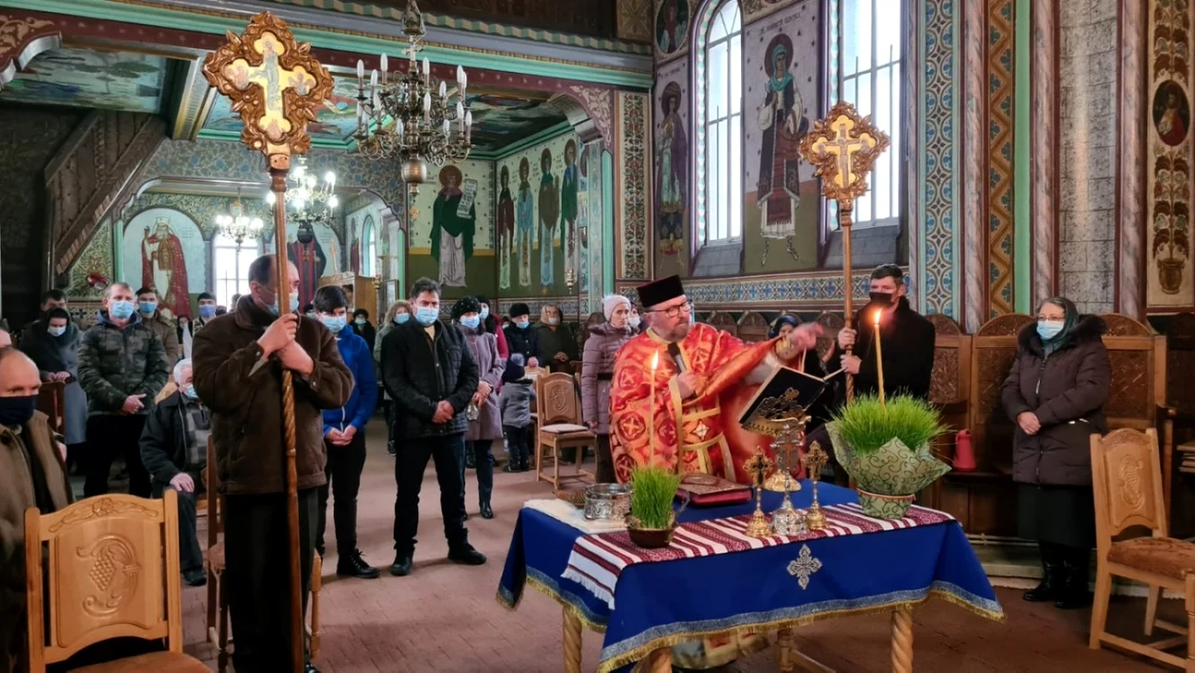 Preotul Ioan Grosu la o slujba în Biserică FOTO Ioan Grosu