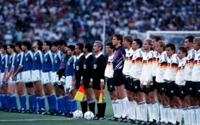 Imagine de la finala din 1990, ultima jucată între cele două naţionale