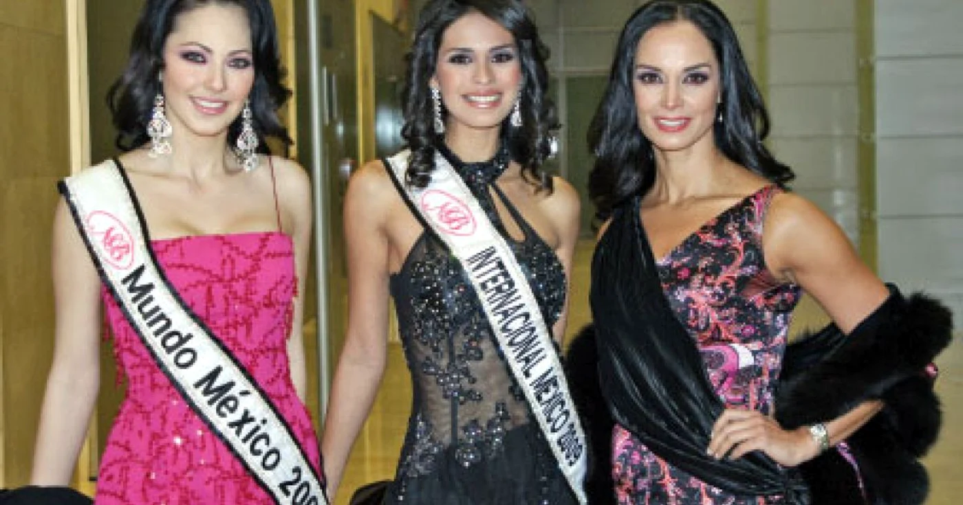 Perla Beltran, Miss World Mexic 2008, şi Laura Zuniga, Miss Sinaloa, alături de Lupita Jones, Miss Universe 1991