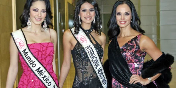 Perla Beltran, Miss World Mexic 2008, şi Laura Zuniga, Miss Sinaloa, alături de Lupita Jones, Miss Universe 1991
