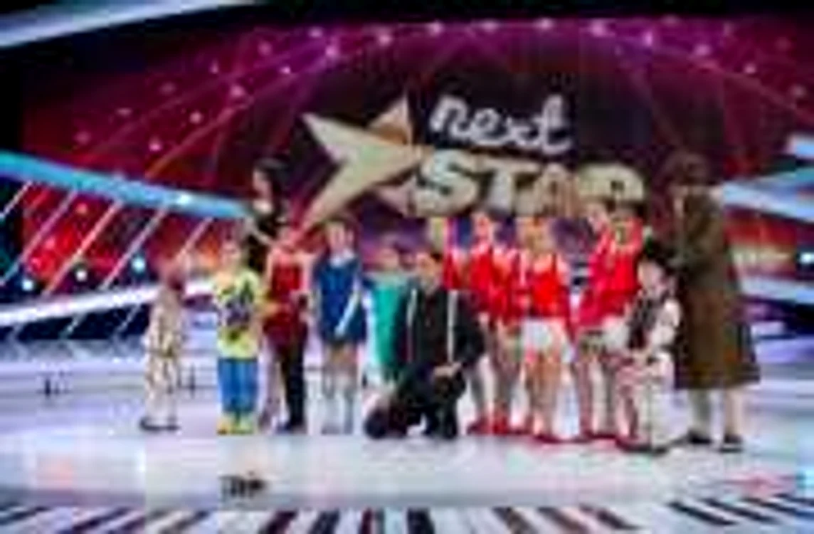 Concurenţii „Next Star“ alături de prezentatorul emisiunii, Dan Negru FOTO Antena 1
