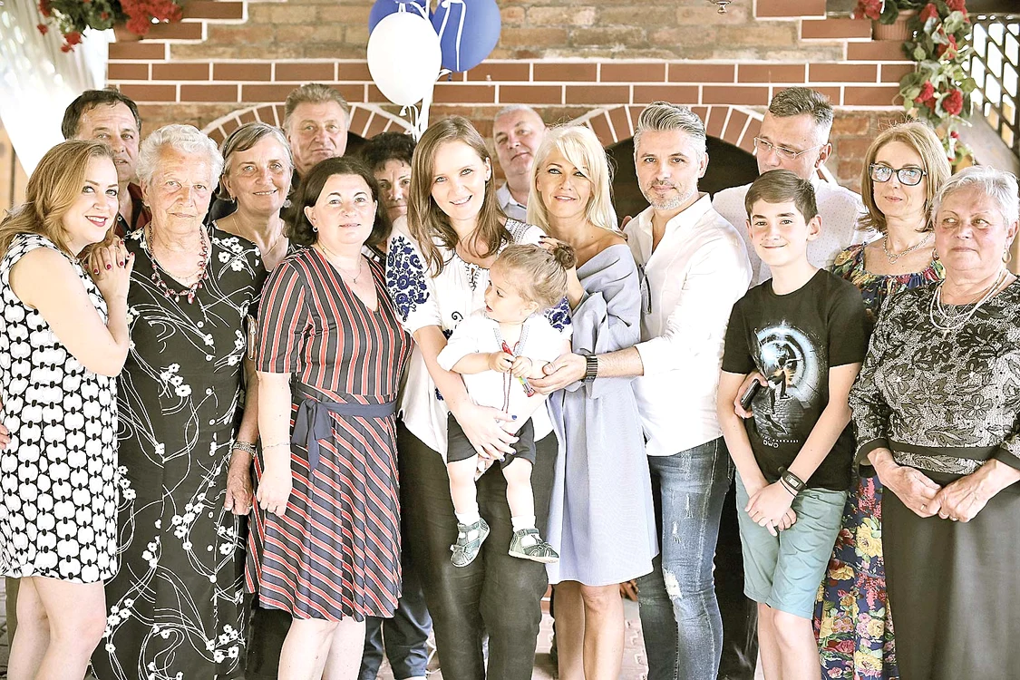 Ioana, cu soţul, micul sărbătorit şi cei 13 invitaţi