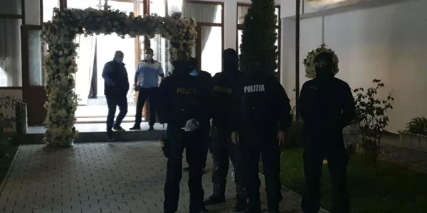 petrecere cu mascaţii la uşa restaurantului slatina