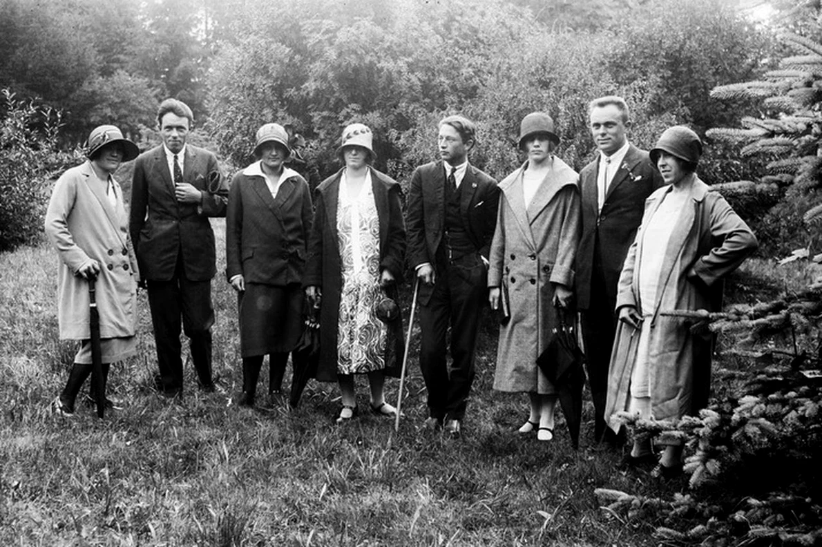 Grup de domni și doamne tinere, orășeni, clișeu pe sticla 9x12 circa 1925 (© fond Muzeul de Etnografie Brașov)