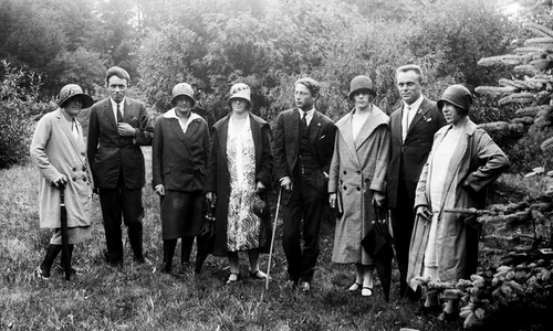 Grup de domni și doamne tinere, orășeni, clișeu pe sticla 9x12 circa 1925 (© fond Muzeul de Etnografie Brașov)