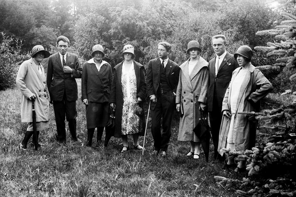 Grup de domni și doamne tinere, orășeni, clișeu pe sticla 9x12 circa 1925 (© fond Muzeul de Etnografie Brașov)