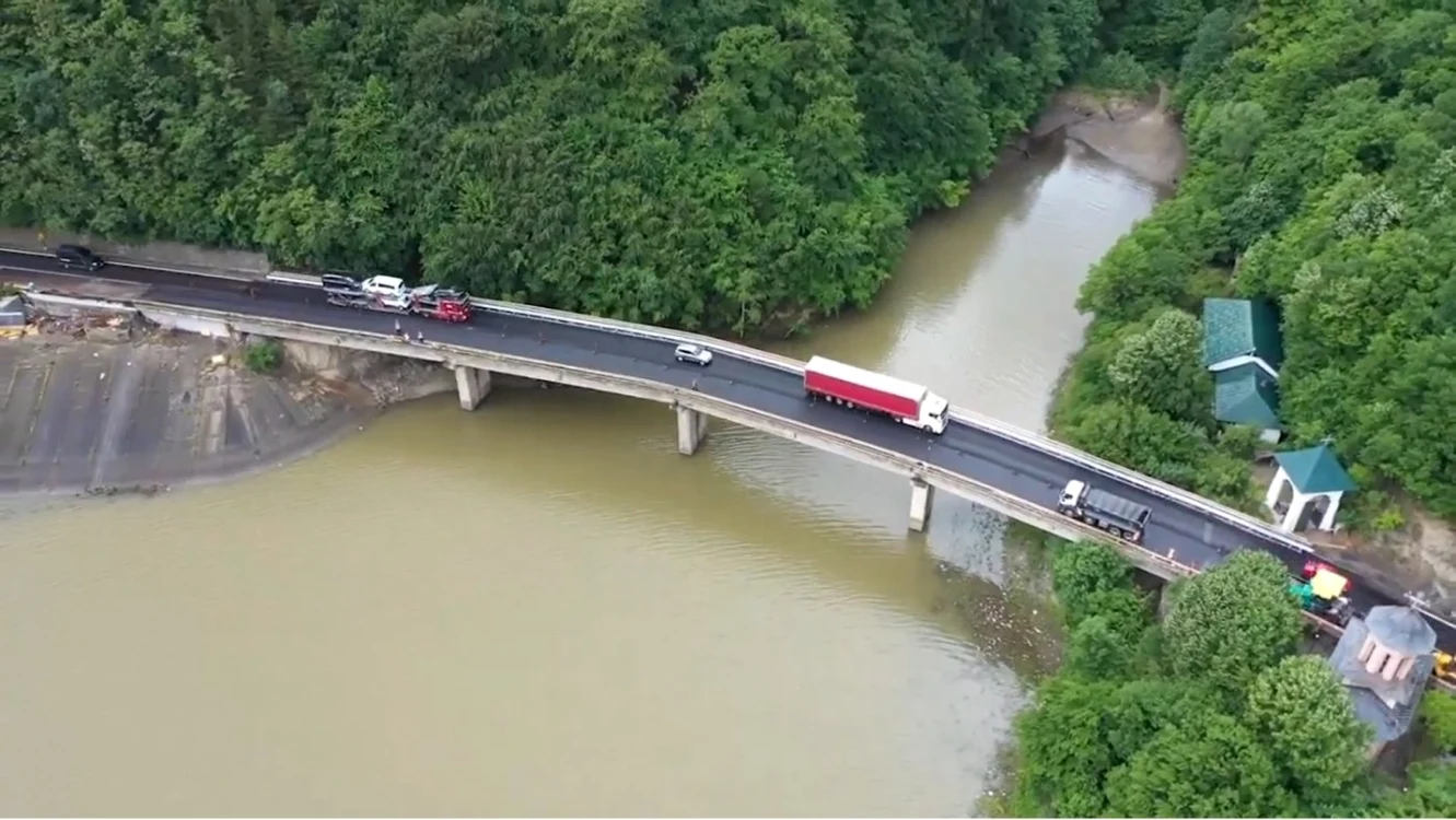 Stadiul lucrărilor la Viaductul Poştei, de pe Valea Oltului, la intrarea dinspre Vâlcea în defileu Foto captură video