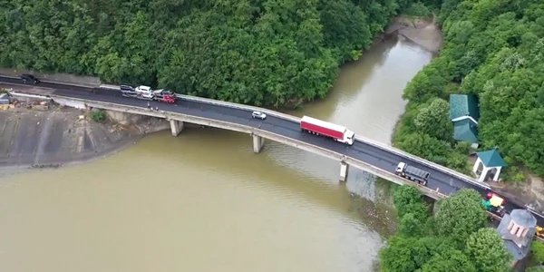Stadiul lucrărilor la Viaductul Poştei de la Valea Oltului la intrarea dinspre Vâlcea în defileu Foto captură video