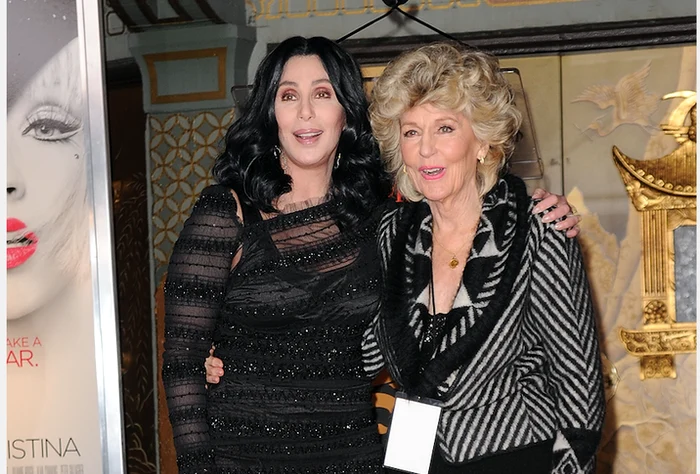 
    Cher și mama ei  