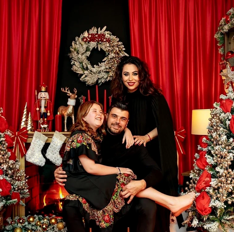 De Crăciun, Oana şi Marius au realizat  o şedinţă foto la bradul împodobit