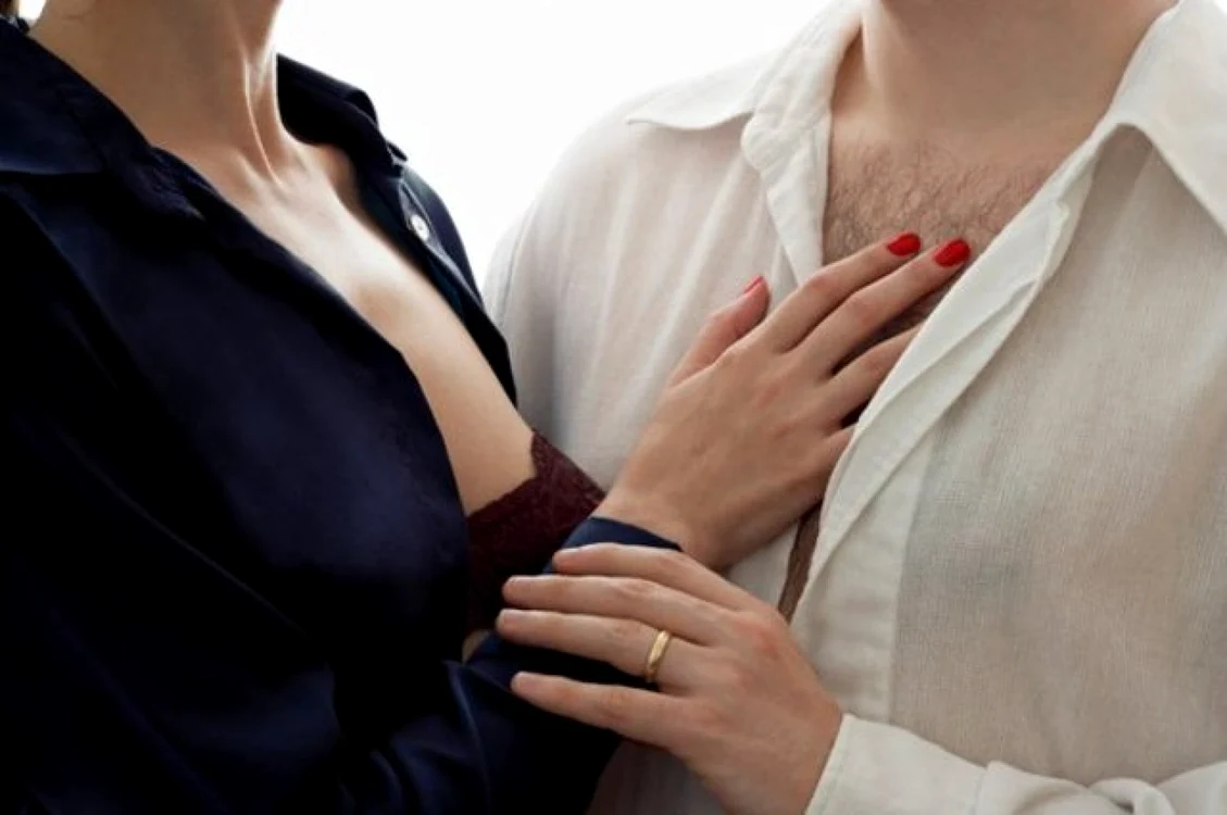 Psihologul povesteşte că astfel de înţelegeri maritale pot presupune şi ca soţia să fie de acord ca soţul să ia parte o dată pe lună la petreceri sexuale, unde să facă doar sex oral. FOTO worldwideweirdnews.com