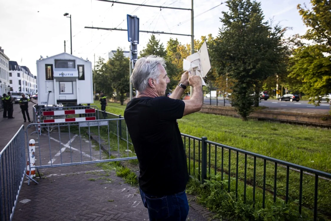 Edwin Wagensveld, liderul filialei olandeze a mișcării anti-islam Pegida, rupe Coranul Foto EPA EFE