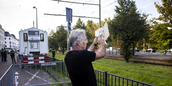 Edwin Wagensveld, liderul filialei olandeze a mișcării anti islam Pegida, rupe Coranul in fata ambasadei turce la Haga Foto EPA EFE jpg