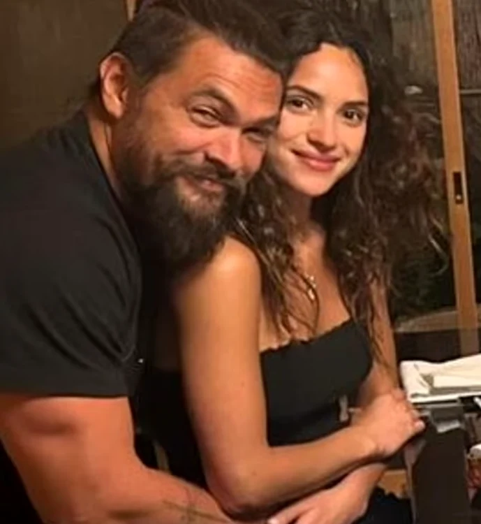 Momoa și iubita PNG