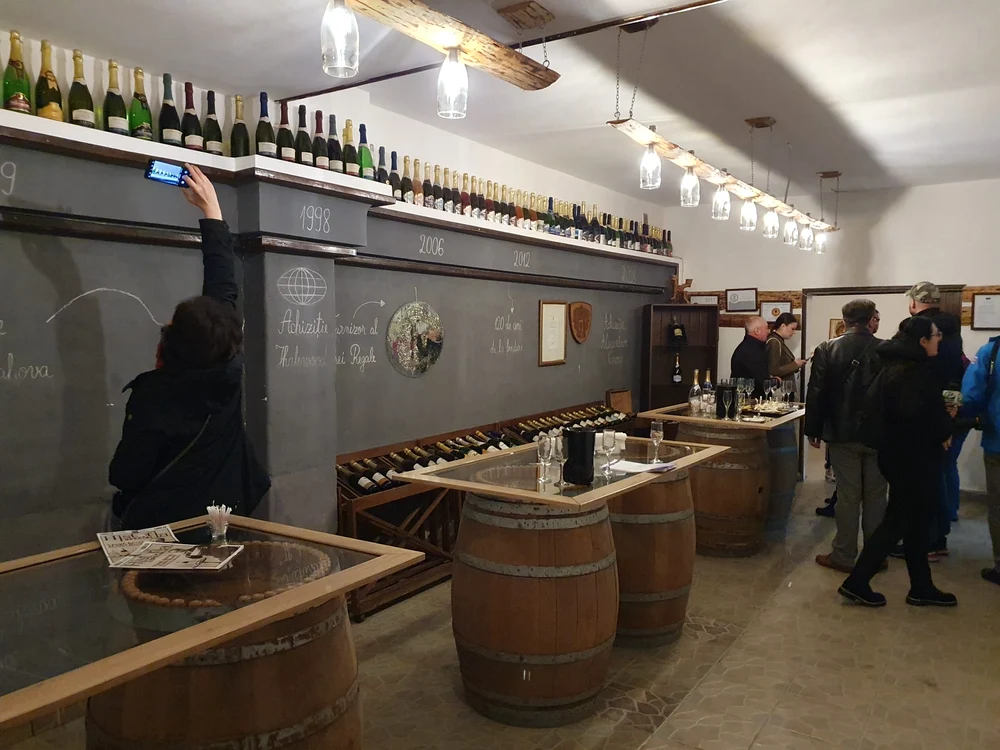 Sala de degustare de la cramele Rhein din Azuga