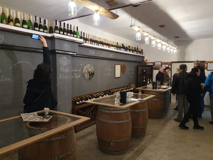 Sala de degustare de la cramele Rhein din Azuga
