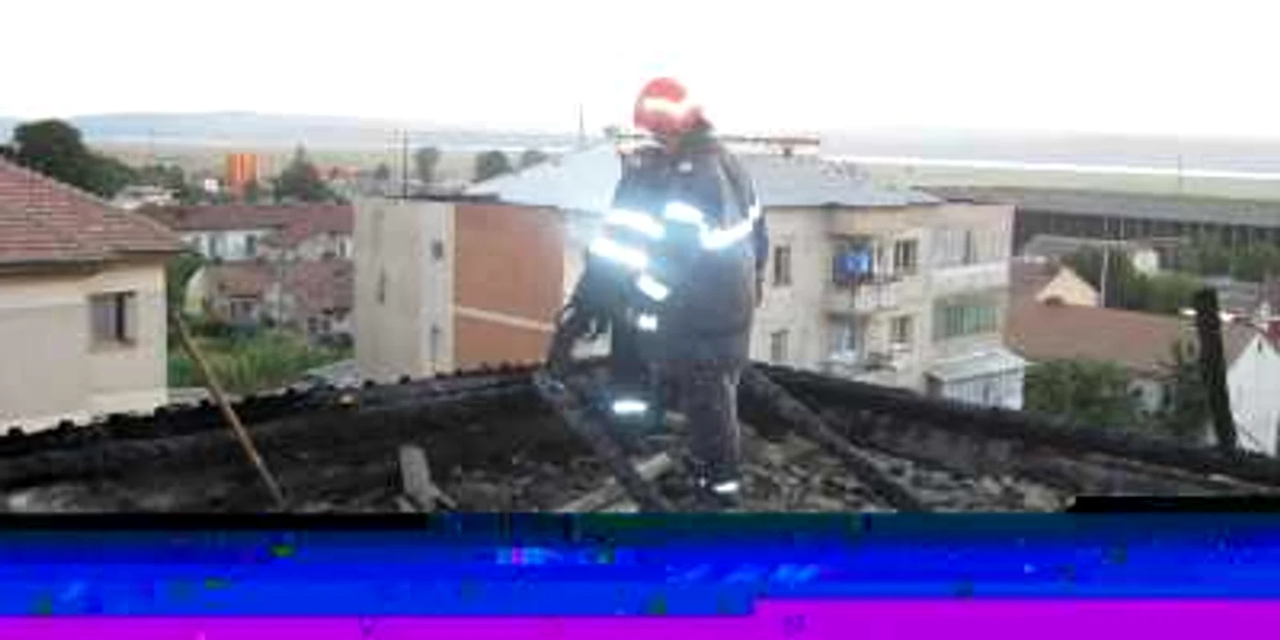 Pompierii nu au mai reușit să recupereze decât o mică porțiune din acoperiș