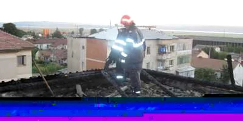 Pompierii nu au mai reușit să recupereze decât o mică porțiune din acoperiș