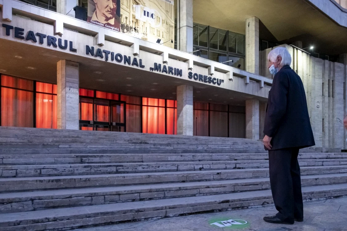 Emil Boroghină, în faţa unui teatru gol