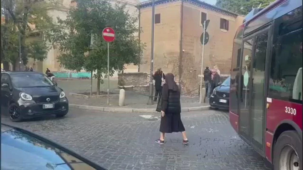 O fostă fotbalistă româncă, devenită călugăriță, a cucerit Italia după ce a fost filmată dirijând traficul în Roma